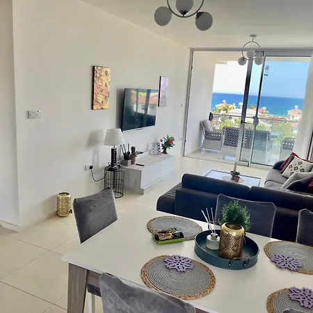 Sea Breeze Suites By The Coast דירה