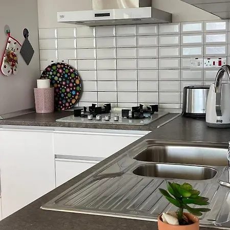 Sea Breeze Suites By The Coast Lägenhet Vokolidha