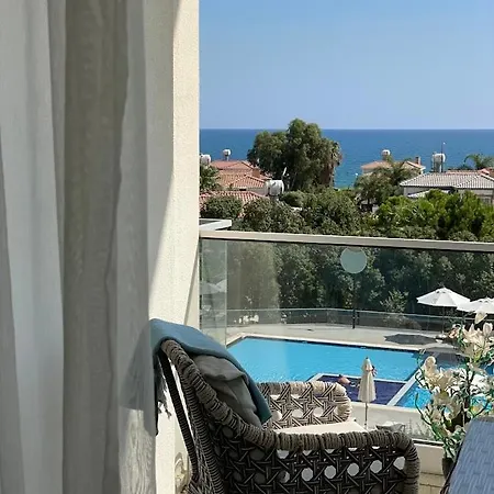 Sea Breeze Suites By The Coast Lägenhet Vokolidha