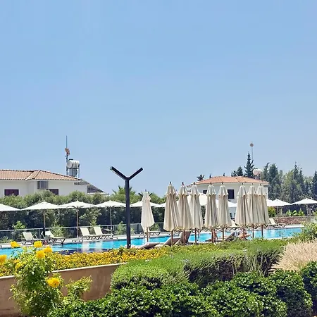 Sea Breeze Suites By The Coast *