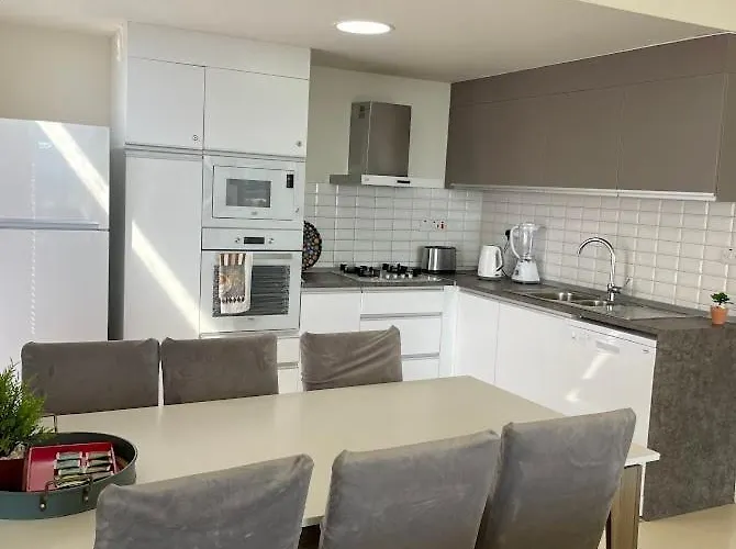 Sea Breeze By The Coast Apartmán *